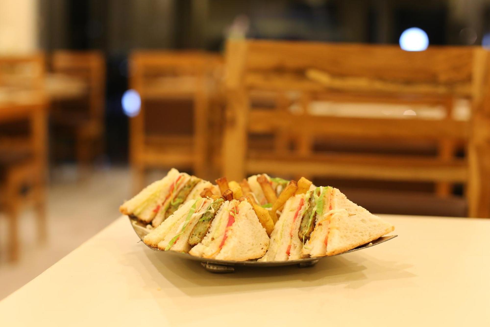 The Sandalwood By Mavenco Hospitality I Near Delhi Airport 4*