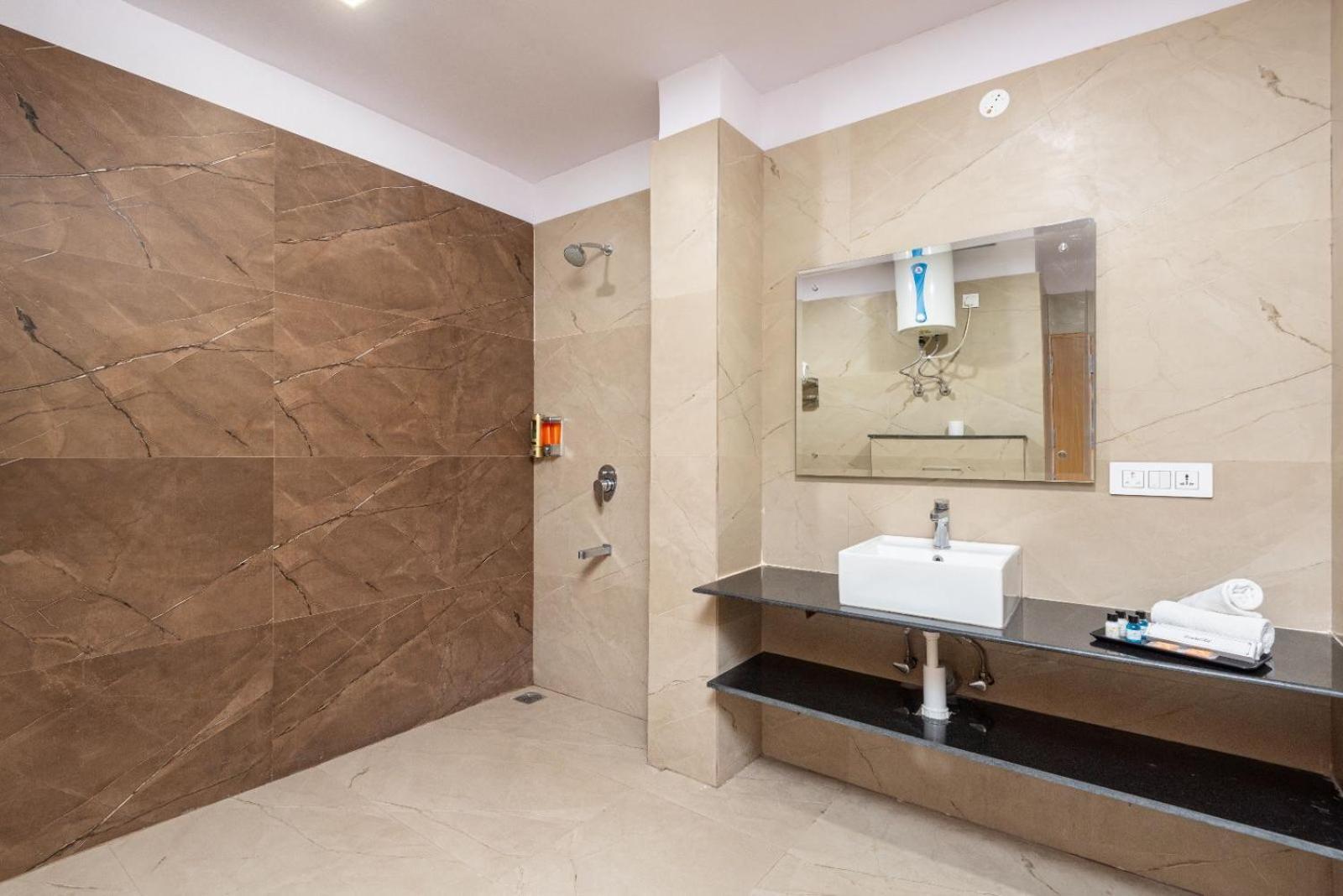 Hotel The Sandalwood By Mavenco Hospitality I Near Delhi Airport 4*